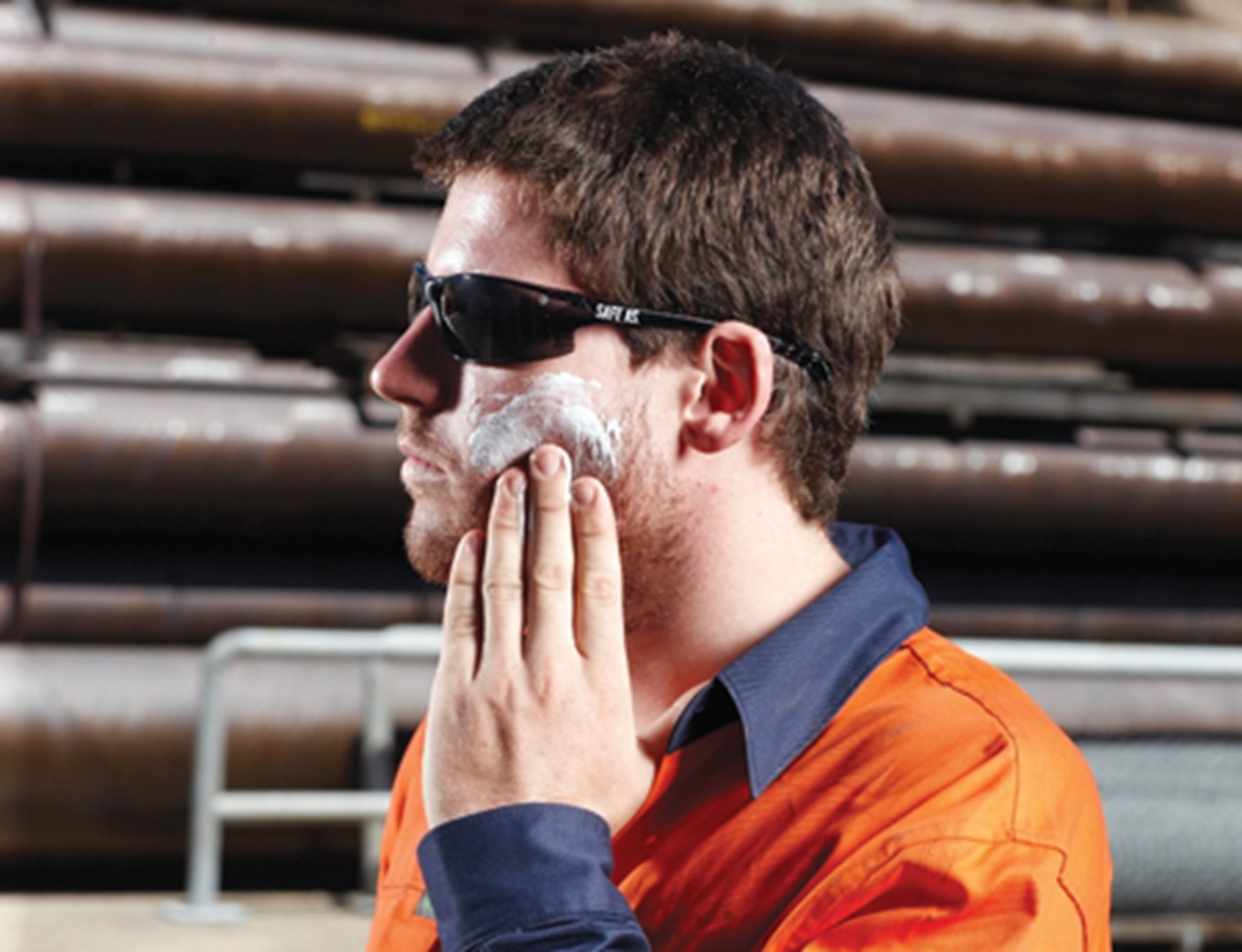 tradie putting on sunscreen
